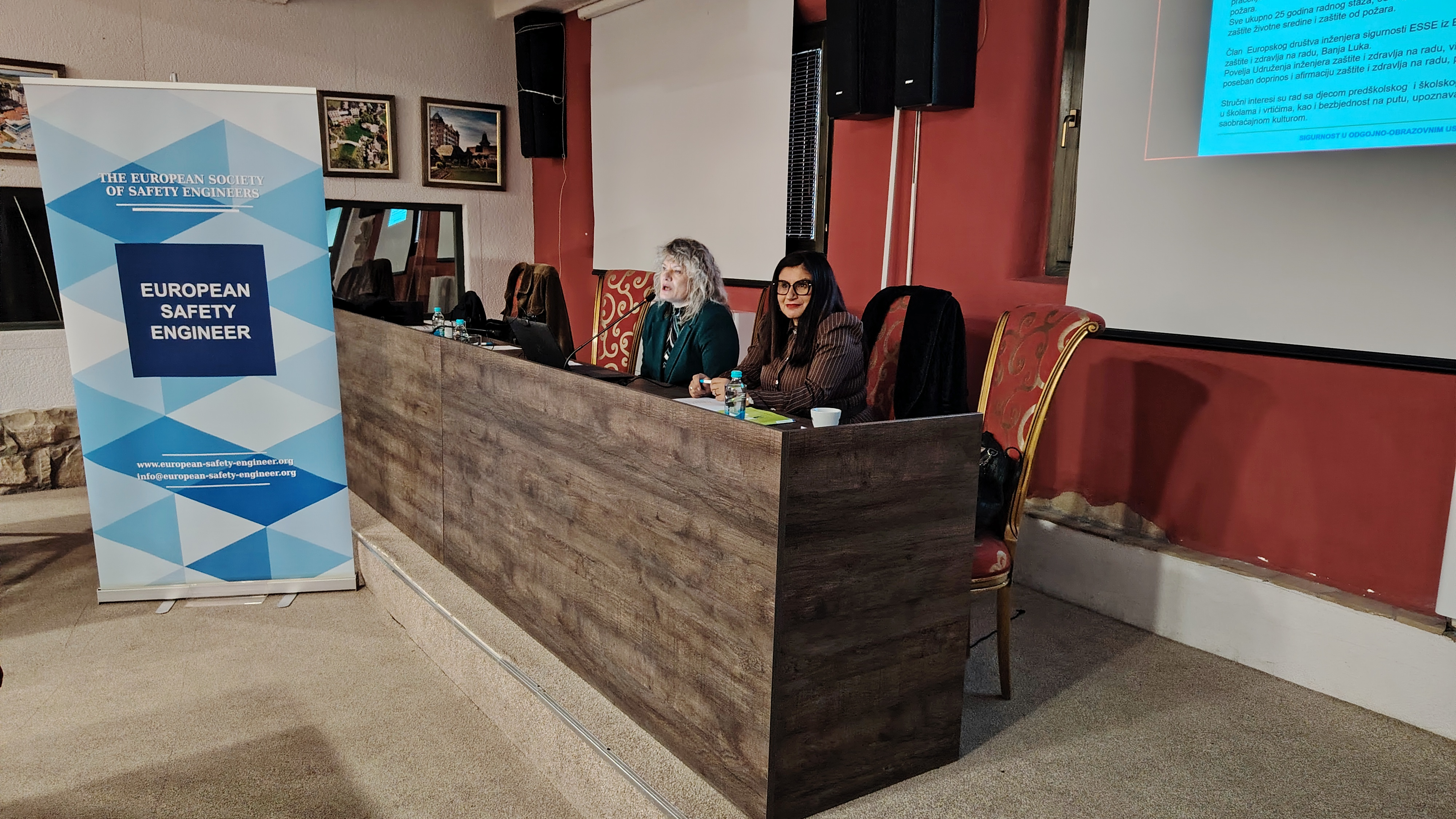 Slika na kojoj se prikazuje zid, osoba, odijevanje, u dvorani
Sadržaj generiran uz AI možda nije točan.